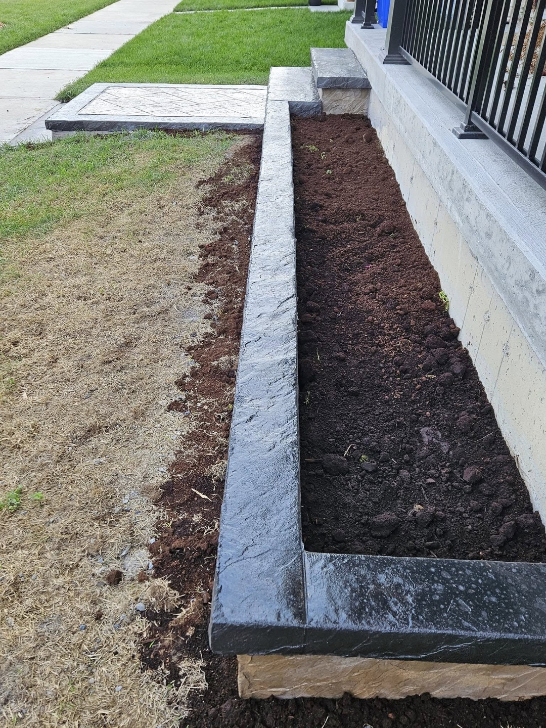 Concrete garden edging border strip with stamped pad